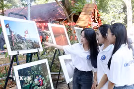 Sinh viên tham quan trưng bày ảnh. (Ảnh: Hoài Thu/TTXVN)