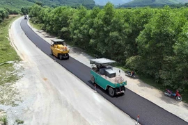 Nhà thầu hiện đang nỗ lực đẩy nhanh tiến độ thi công. (Ảnh: Hữu Quyết/TTXVN)