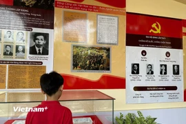 Khách tham quan trưng bày về Hội nghị thành lập Đảng và Đại hội lần thứ nhất của Đảng tại Bảo tàng Hồ Chí Minh chi nhánh Thành phố Hồ Chí Minh. (Nguồn: Vietnam+)