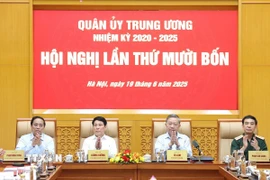 Tổng Bí thư Tô Lâm và các đồng chí Ủy viên Bộ Chính trị: Chủ tịch nước Lương Cường, Thủ tướng Phạm Minh Chính và Đại tướng Phan Văn Giang, Phó Bí thư Quân ủy Trung ương, Bộ trưởng Bộ Quốc phòng chủ trì hội nghị. (Ảnh: Thống Nhất/TTXVN)