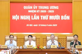 Tổng Bí thư Tô Lâm và các đồng chí Ủy viên Bộ Chính trị: Chủ tịch nước Lương Cường, Thủ tướng Phạm Minh Chính và Đại tướng Phan Văn Giang, Phó Bí thư Quân ủy Trung ương, Bộ trưởng Bộ Quốc phòng chủ trì hội nghị. (Ảnh: Thống Nhất/TTXVN)