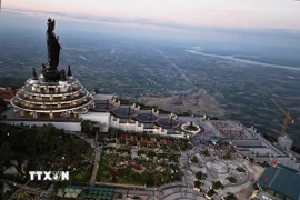 Đỉnh núi Bà Đen ở Tây Ninh với nhiều công trình tạo dấu ấn hút khách du lịch. (Ảnh: Thanh Tân/TTXVN)