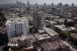 Những tòa nhà tại Bat Yam, Israel bị hư hại sau cuộc tấn công bằng tên lửa của Iran. (Ảnh: THX/TTXVN)