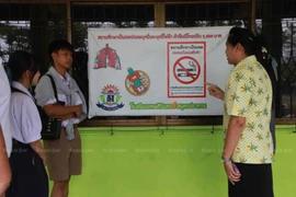Giáo viên phổ biến cho học sinh các quy định cấm hút thuốc và thuốc lá điện tử tại Trường Debsirin Samutprakan ở tỉnh Samut Prakan, Thái Lan. (Nguồn: Bangkok Post)