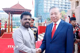 Tổng thống Sri Lanka Anura Kumara Dissanayake đón Tổng Bí thư, Chủ tịch nước Tô Lâm. (Ảnh: Thống Nhất/TTXVN)