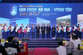 Trao quyết định chủ trương đầu tư, giấy chứng nhận đăng ký đầu tư cho các chủ đầu tư. (Ảnh: Đoàn Mạnh Dương/TTXVN)