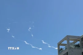 Vệt khói trên bầu trời thành phố Modiin, Israel sau khi hệ thống phòng không nước này đánh chặn tên lửa từ Yemen, ngày 27/3/2025. (Ảnh: THX/TTXVN)