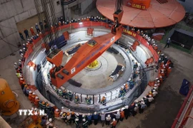 Hạ đặt thành công rotor có trọng lượng khoảng 585 tấn của tổ máy số 1, Dự án Thủy điện Hòa Bình mở rộng. (Ảnh: Vũ Sinh/TTXVN)