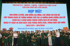 Lãnh đạo Thành phố Hồ Chí Minh cùng các cựu chiến binh tại Họp mặt. (Ảnh: Thu Hương/TTXVN)