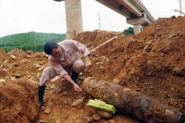 Đội Xử lý bom mìn lưu động của MAG xác định đây là quả bom có ký hiệu MK81, nặng khoảng 118kg, có bán kính sát thương hơn 1km. (Ảnh: TTXVN phát)
