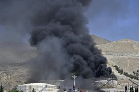 Khói bốc lên từ kho chứa nhiên liệu ở Tehran, Iran sau cuộc tấn công của Israel. (Ảnh: Kyodo/TTXVN)