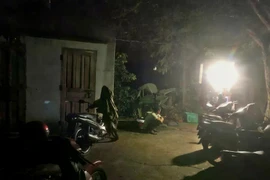 Cơ quan Cảnh sát điều tra Công an tỉnh Lâm Đồng tiến hành khám nghiệm hiện trường trong đêm. (Nguồn: Pháp luật Thành phố Hồ Chí Minh)