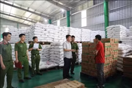 Đại tá Nguyễn Minh Tuấn, Giám đốc Công an tỉnh Phú Thọ, trực tiếp có mặt tại hiện trường để chỉ đạo Cơ quan cảnh sát điều tra khám xét khẩn cấp, thu thập chứng cứ. (Ảnh: Công an tỉnh Phú Thọ)