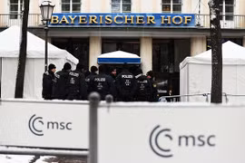 Cảnh sát gác bên ngoài Khách sạn Bayerischer Hof ở Munich, Đức, nơi diễn ra Hội nghị An ninh Munich (MSC) lần thứ 61, ngày 14/2/2025. (Ảnh: THX/TTXVN)