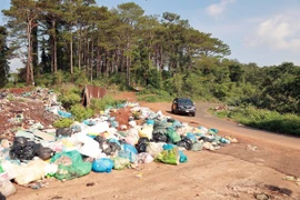 Bãi rác huyện Đắk R’lấp quá tải và ô nhiễm môi trường nhiều năm nay. (Ảnh: Ngọc Minh/TTXVN)