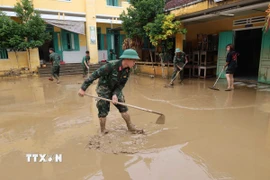 Lực lượng học viên chiến sỹ Trường Quân sự Quân khu V tham gia vệ sinh tại các điểm trường học ở và khu dân khối Cẩm Nam, khối Kiên Trung, phường Hội An (Đà Nẵng). (Ảnh: Kha Phạm/TTXVN)