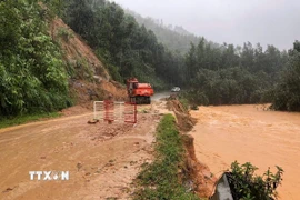 Tuyến đường của xã Khe Tre bị bùn đất sạt lở tràn trên mặt đường. (Ảnh: Mai Trang/TTXVN)