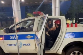 Sản phụ sinh con ngay trên xe đặc chủng của cảnh sát giao thông. (Ảnh cắt từ clip).