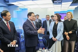Thủ tướng Phạm Minh Chính thăm Trung tâm E-Estonia Briefing Centre. (Ảnh: Dương Giang/TTXVN)