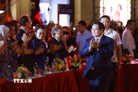 Thủ tướng Phạm Minh Chính và các đại biểu dự Chương trình nghệ thuật đặc biệt “Hà Nội-từ mùa Thu lịch sử năm 1945.” (Ảnh: Dương Giang/TTXVN)