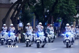 Đoàn xe môtô trình diễn màn bỏ hai tay, bắn súng. (Ảnh: Tuấn Anh/TTXVN)