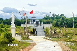 Ông Bùi Hữu Tuấn đã hiến hơn 600m2 đất vườn sát Quốc lộ 1A để xây đền thờ 93 liệt sỹ Trung đoàn 88, Sư đoàn 308 hy sinh trong trận đánh đêm 26/5/1972 tại cầu Câu Nhi. (Ảnh: Nguyên Linh/TTXVN)