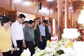Thủ tướng Phạm Minh Chính dâng hương tưởng niệm tại Đền thờ Bác Hồ và các Anh hùng liệt sỹ tỉnh Quảng Trị. (Ảnh: Dương Giang/TTXVN)