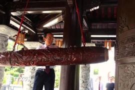 Ông Nguyễn Văn Nên, Ủy viên Bộ Chính trị, Bí thư Thành ủy Thành phố Hồ Chí Minh thỉnh 9 tiếng chuông từ Đại hồng chung, dâng hương ở chính lễ tại Đền thờ Côn Đảo. (Ảnh: TTXVN phát)