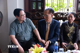 Thủ tướng Phạm Minh Chính thăm thương binh hạng 2 Nguyễn Duy Đặng tại phường Đồng Thuận (Quảng Trị). (Ảnh: Dương Giang/TTXVN)