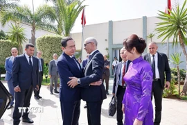 Chủ tịch Hạ viện Vương quốc Maroc Rachid Talbi Alami tiễn Chủ tịch Quốc hội Trần Thanh Mẫn và Phu nhân tại Sân bay Sale Rabat. (Ảnh: Doãn Tấn/TTXVN)