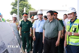 Thủ tướng Phạm Minh Chính kiểm tra tiến độ thi công dự án xây dựng nhà ga hành khách T2 Cảng Hàng không Đồng Hới. (Ảnh: Dương Giang/TTXVN)