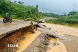 Hư hỏng, xói lở tại một ngầm tràn ở xã Tân Lập. (Ảnh: TTXVN phát)