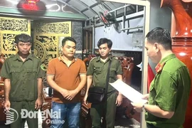 Cán bộ công an đọc lệnh khám xét nhà của Nguyễn Bá Thanh (ngụ phường Trảng Dài, thành phố Biên Hòa). (Nguồn: Công an tỉnh Đồng Nai)