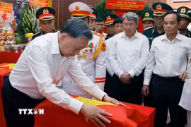 Tổng Bí thư, Chủ tịch nước Tô Lâm thực hiện nghi thức tại Nhà quàn hài cốt các liệt sỹ. (Ảnh: Thống Nhất/TTXVN)
