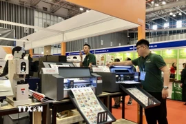 Nhiều máy móc, thiết bị tự động hóa được trưng bày tại triển lãm. (Ảnh: Mỹ Phương/TTXVN)