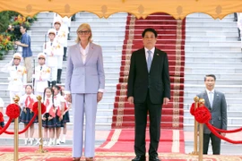 Chủ tịch nước Lương Cường và Toàn quyền Australia Sam Mostyn trên bục danh dự, nghe Quân nhạc cử Quốc thiều hai nước. (Ảnh: Lâm Khánh/TTXVN)