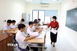 Cô giáo Phạm Thị Trang Nhung, Trường Trung học phổ thông chuyên Biên Hòa (Ninh Bình) ôn luyện cho đội tuyển Vật lý trước kì thi Quốc gia. (Ảnh: Đại Nghĩa/TTXVN)