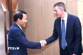Đại tướng Lương Tam Quang, Bộ trưởng Bộ Công an tiếp ông Kerry Person, Phó Chủ tịch phụ trách phát triển Trung tâm Dữ liệu, Công ty Amazon Web Services (AWS), Tập đoàn Amazon. (Ảnh: Phạm Kiên/TTXVN)