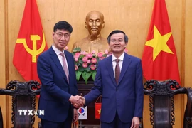 Ông Đoàn Minh Huấn tiếp ông Na Ki Hong, Tổng Giám đốc Tổ hợp Samsung Việt Nam. (Ảnh: Văn Điệp/TTXVN)