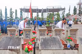 Các đồng chí lãnh đạo tỉnh Cà Mau dâng hương tưởng niệm các Anh hùng liệt sỹ tại Nghĩa trang Liệt sỹ tỉnh Cà Mau. (Ảnh: Huỳnh Anh/TTXVN)