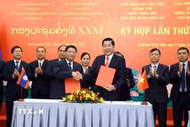 Thượng tướng Nguyễn Văn Gấu (phải), Thứ trưởng Bộ Quốc phòng, Trưởng ban Ban Công tác đặc biệt Chính phủ Việt Nam và Thượng tướng Vongsone Inpanphim (trái), Bí thư Trung ương Đảng, Thứ trưởng Bộ Quốc phòng, Chủ nhiệm Tổng cục Chính trị Quân đội Nhân dân Lào, Trưởng ban Ban Công tác đặc biệt Chính phủ Lào ký Biên bản Kỳ họp. (Ảnh: Xuân Khu/TTXVN)
