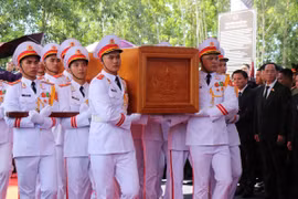 Linh cữu nguyên Chủ tịch nước Trần Đức Lương được đưa vào đến nơi an táng nghĩa trang xã Phổ Khánh. (Ảnh: Phạm Cường/TTXVN)
