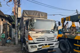 Phần cabin xe hư hỏng sau va chạm. (Nguồn: Pháp luật Thành phố Hồ Chí Minh)