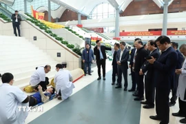 Diễn tập tình huống cấp cứu. (Ảnh: Lê Hảo/TTXVN)