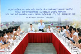 Phó Thủ tướng Thường trực Nguyễn Hòa Bình và Phó Thủ tướng Mai Văn Chính chủ trì cuộc họp. (Ảnh: Phạm Kiên/TTXVN)