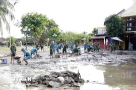 Bộ Chỉ huy Quân sự thành phố Đà Nẵng triển khai hơn 100 cán bộ, chiến sỹ cùng phương tiện, máy móc cơ giới và trang bị tẩy rửa, khẩn trương cơ động vào khu vực phố cổ Hội An giúp chính quyền và nhân dân làm sạch, thu gom rác thải, tẩy rửa môi trường. (Ảnh: Trần Tĩnh/TTXVN)