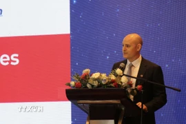 Ông Denzel Eades, Chủ tịch Hiệp hội Doanh nghiệp Anh Quốc tại Việt Nam, phát biểu khai mạc Hội nghị. (Ảnh: Hứa Chung/TTXVN)