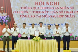 Bí thư Tỉnh ủy, Chủ tịch Ủy ban Nhân dân tỉnh Lào Cai Trịnh Xuân Trường (thứ 4, trái sang) và Bí thư Tỉnh ủy Yên Bái Trần Huy Tuấn (thứ 4, phải sang) ký Nghị quyết liên tịch của Ban Thường vụ Tỉnh ủy hai tỉnh về phương án nhân sự tỉnh Lào Cai mới. (Ảnh: TTXVN phát)