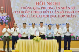 Bí thư Tỉnh ủy, Chủ tịch Ủy ban Nhân dân tỉnh Lào Cai Trịnh Xuân Trường (thứ 4, trái sang) và Bí thư Tỉnh ủy Yên Bái Trần Huy Tuấn (thứ 4, phải sang) ký Nghị quyết liên tịch của Ban Thường vụ Tỉnh ủy hai tỉnh về phương án nhân sự tỉnh Lào Cai mới. (Ảnh: TTXVN phát)