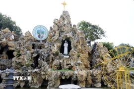 Tòa Giám mục Giáo phận Lạng Sơn-Cao Bằng được trang hoàng để đón mừng Giáng sinh và năm mới (phường Lương Văn Tri, tỉnh Lạng Sơn). (Ảnh: Văn Đạt/TTXVN)